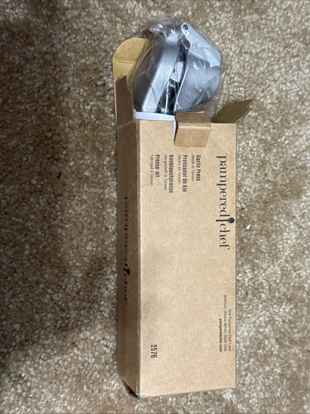 Pampered Chef Garlic Press #2576 With Cleaning Tool ~ New‎ In Box - Picture 2 of 2